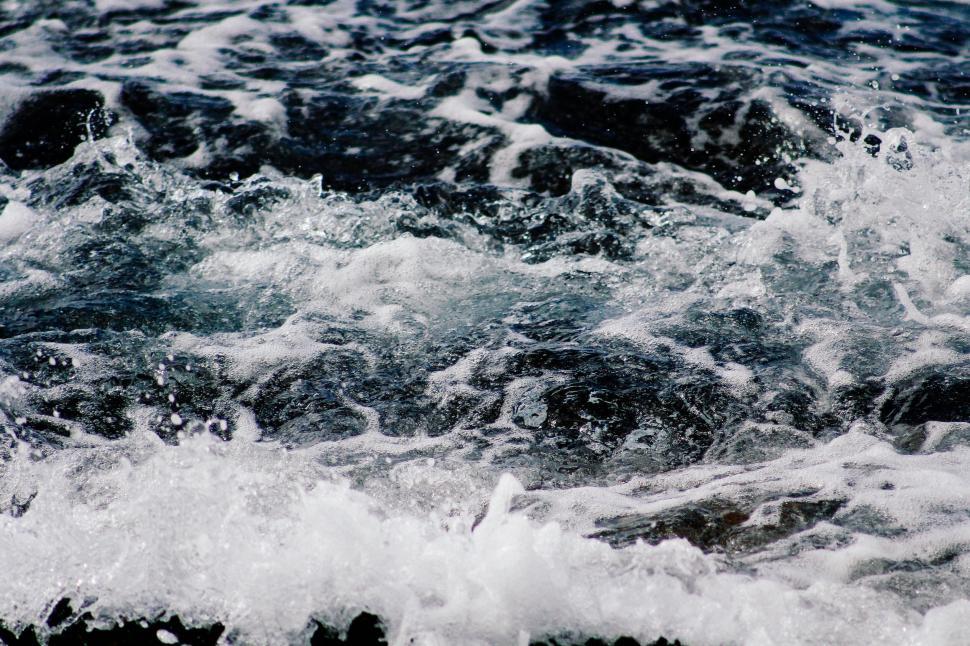 Free Image of Waves crashing waves on a rocky surface 
