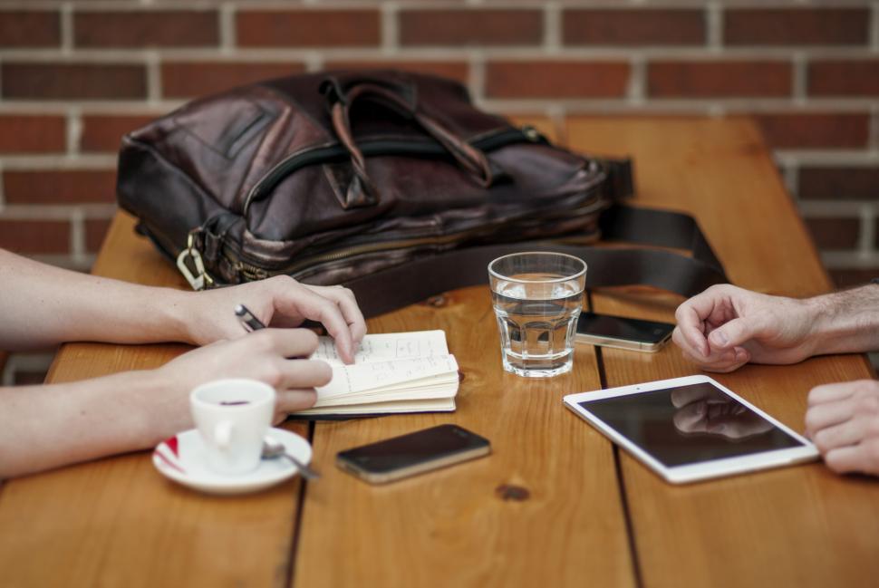 Free Image of A group of people sitting at a table 