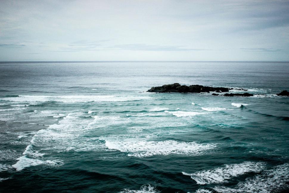 Free Image of A body of water with rocks and waves 