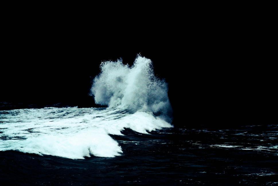 Free Image of A wave crashing into the ocean 