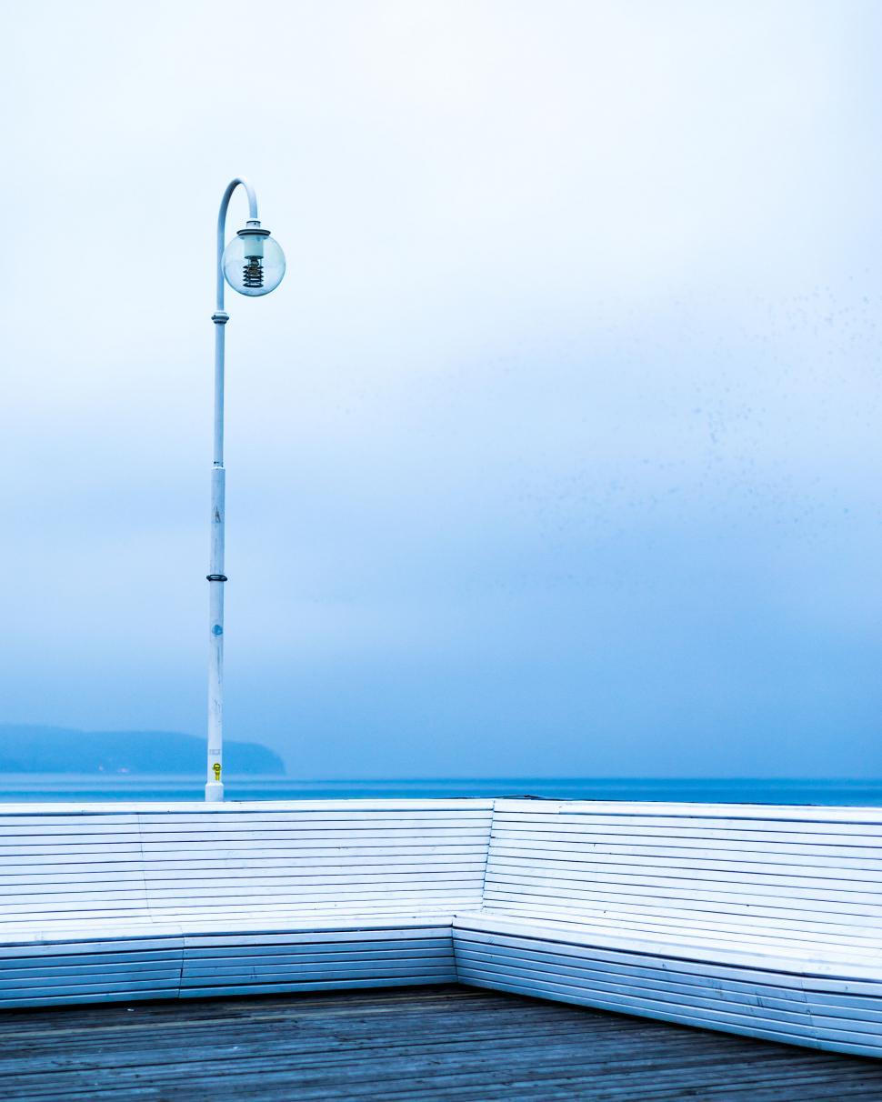 Free Image of A white bench and a lamp post 