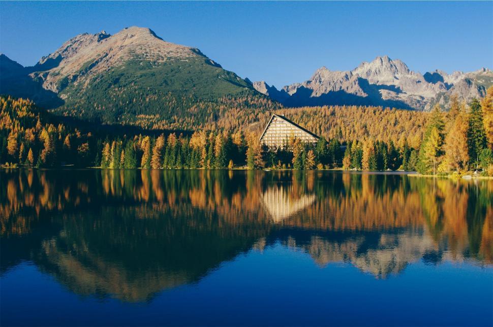 Free Image of A house on the water 