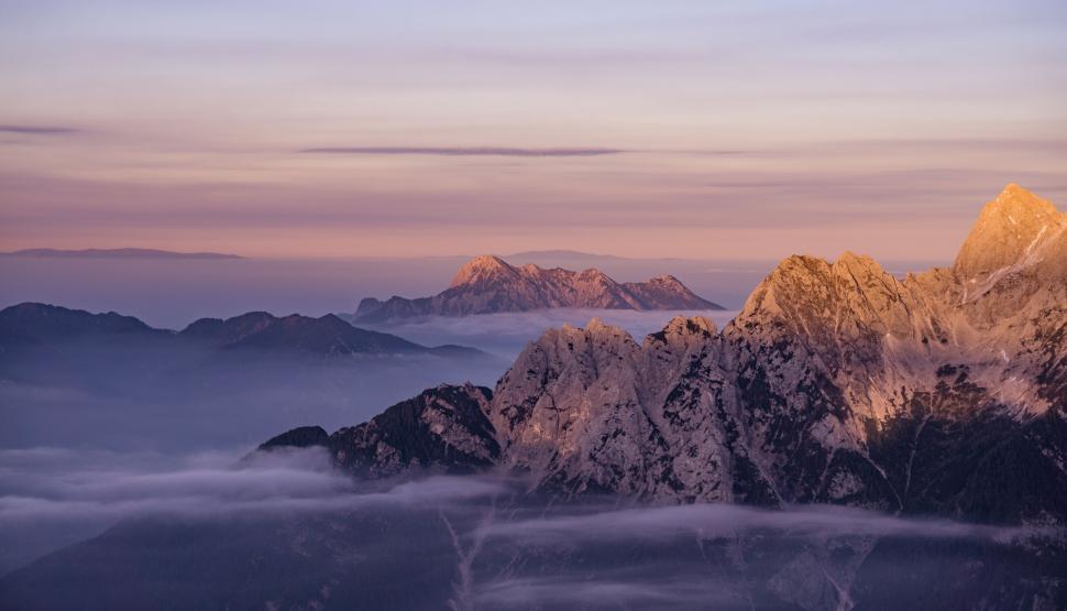 Free Image of A mountain range with clouds in the sky 