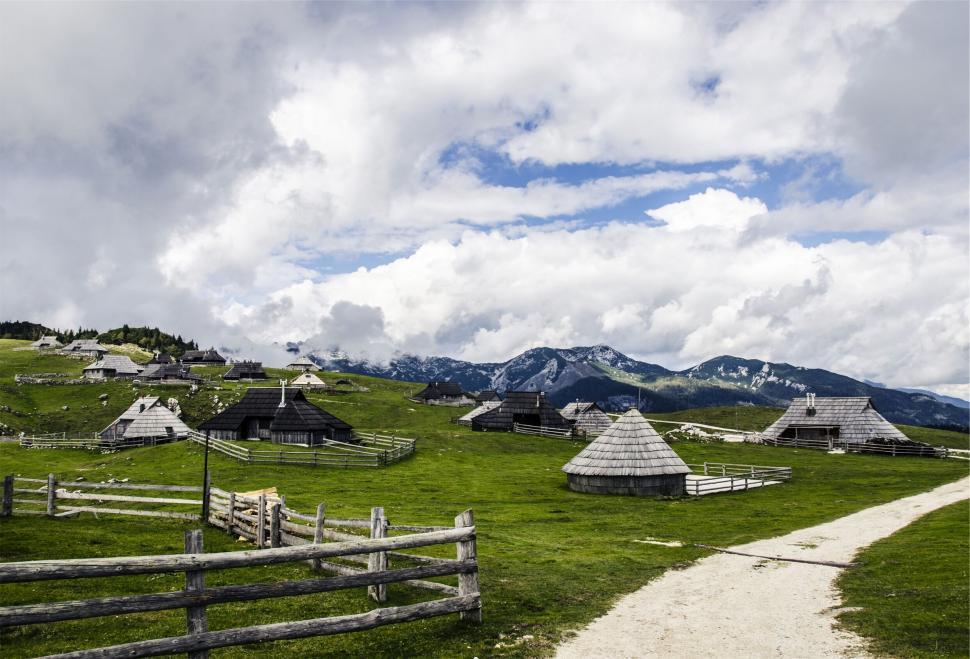 Free Image of A group of houses on a grassy hill 