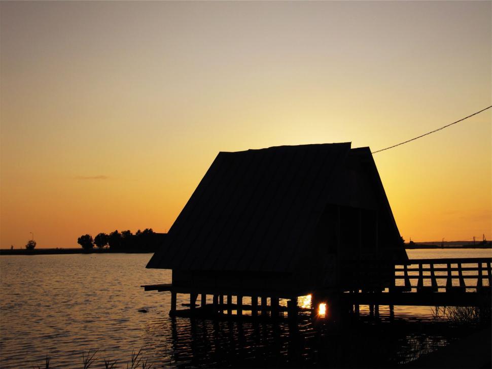 Free Image of A house on the water 