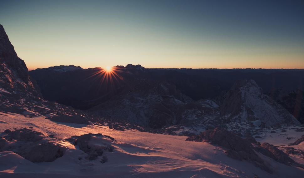 Free Image of A sun shining through the snow 