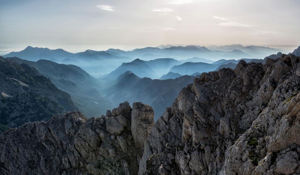 Free Image of A mountain range with fog 