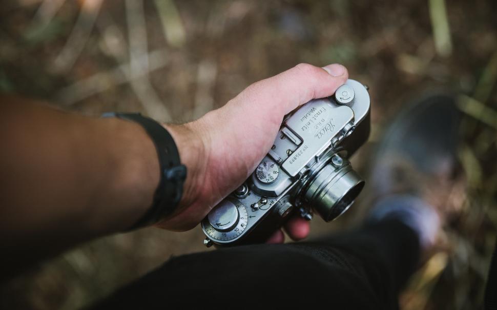 Free Image of A person holding a camera 