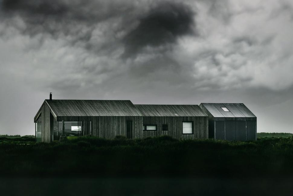 Free Image of A house with a cloudy sky 