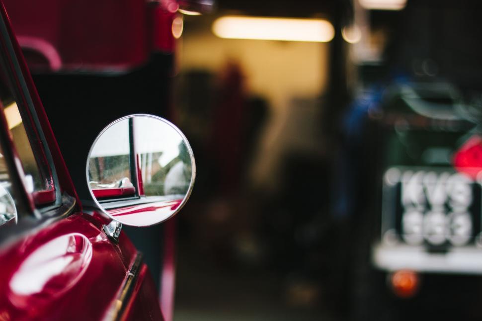 Free Image of A side mirror of a car 