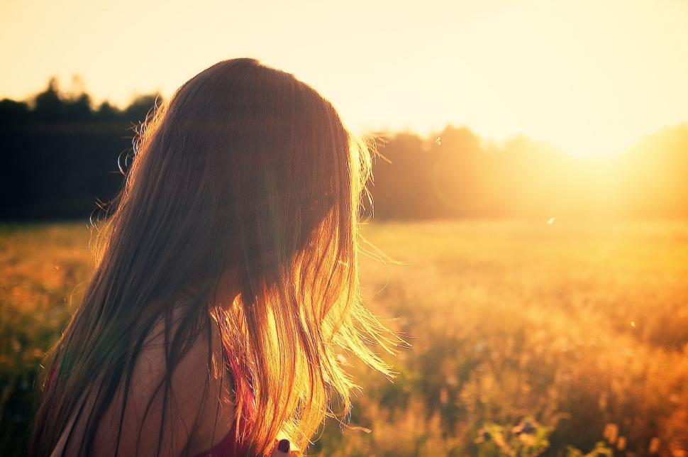 Free Image of A woman with long hair in a field 