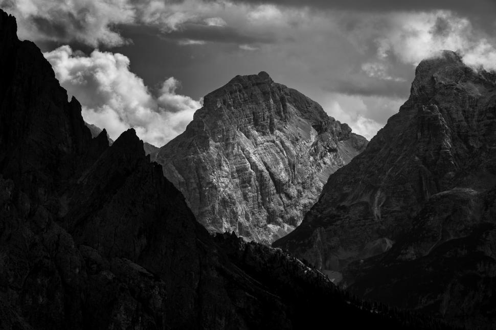 Free Image of A mountain range with clouds 