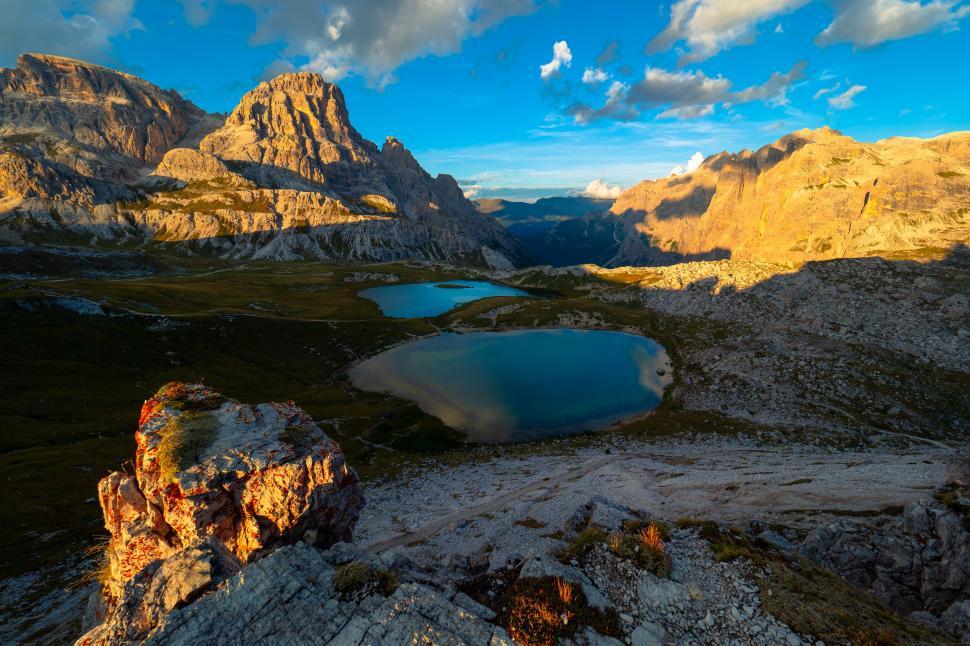 Free Image of A lake surrounded by mountains 