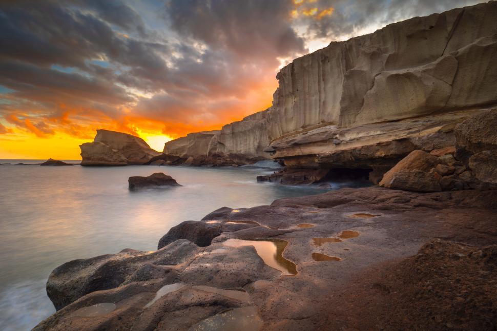 Free Image of A rocky beach with water and rocks 