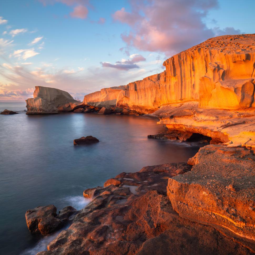 Free Image of A rocky cliffs and water 