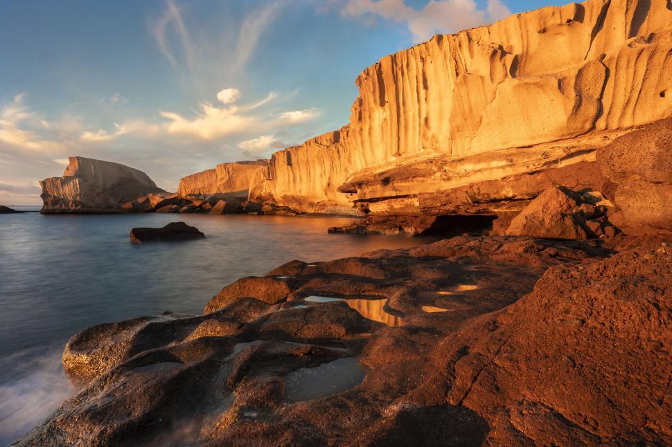 Free Image of A rocky cliffs and water 