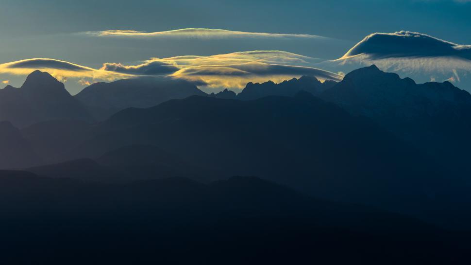 Free Image of A mountain range with clouds in the sky 
