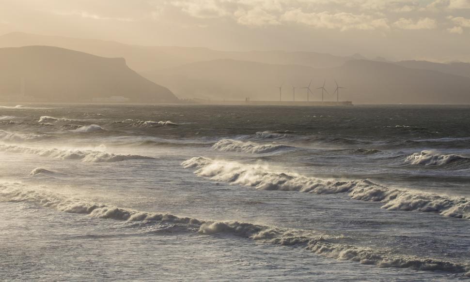 Free Image of Waves crashing on the shore 
