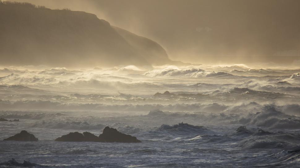 Free Image of Waves crashing on the shore 