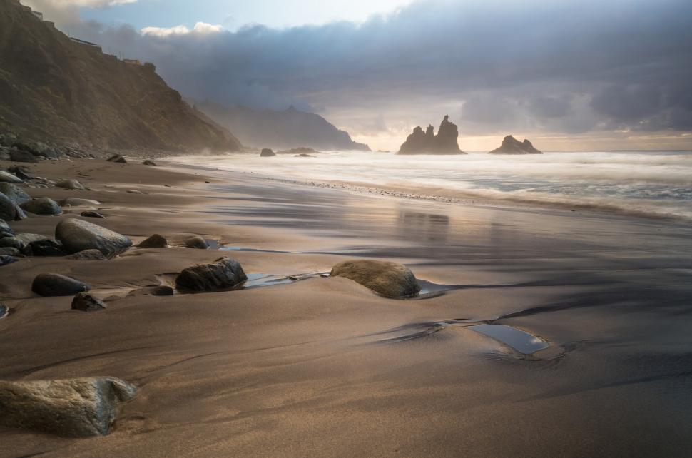 Free Image of A beach with rocks and water 