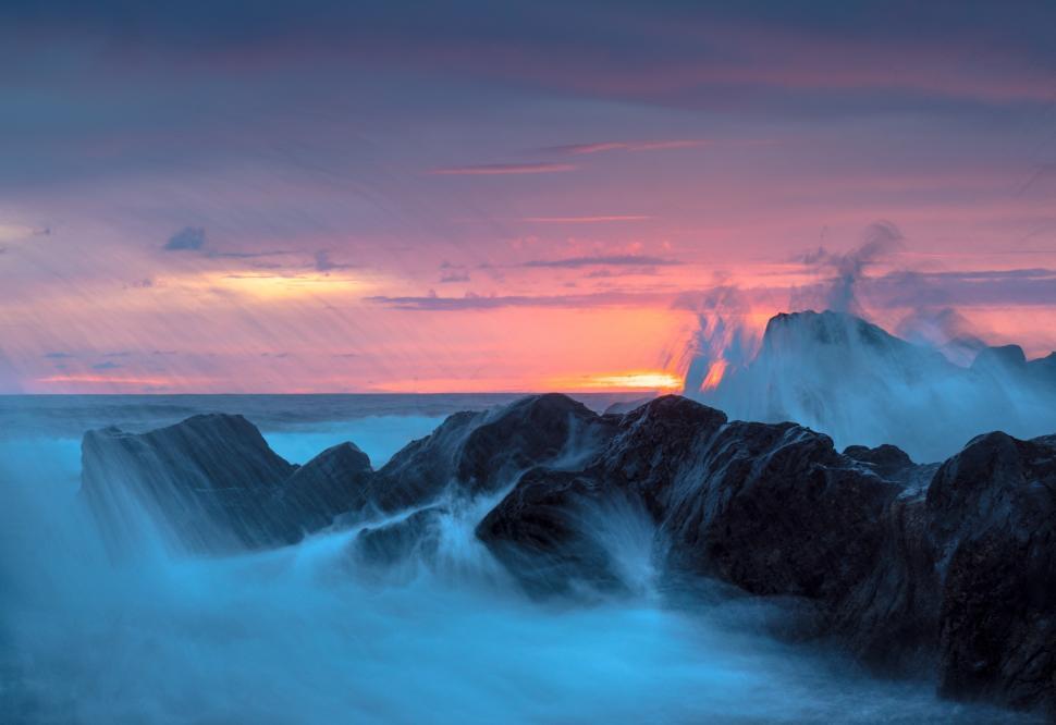 Free Image of Waves crashing on rocks 