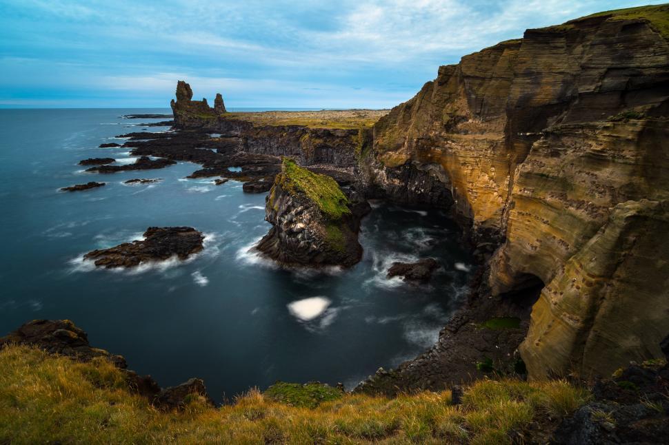 Free Image of A rocky cliffs and water 
