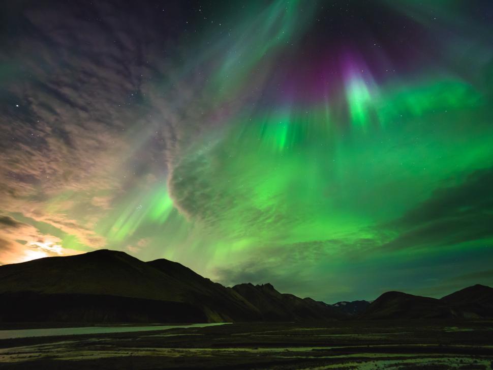 Free Image of Green lights in the sky 