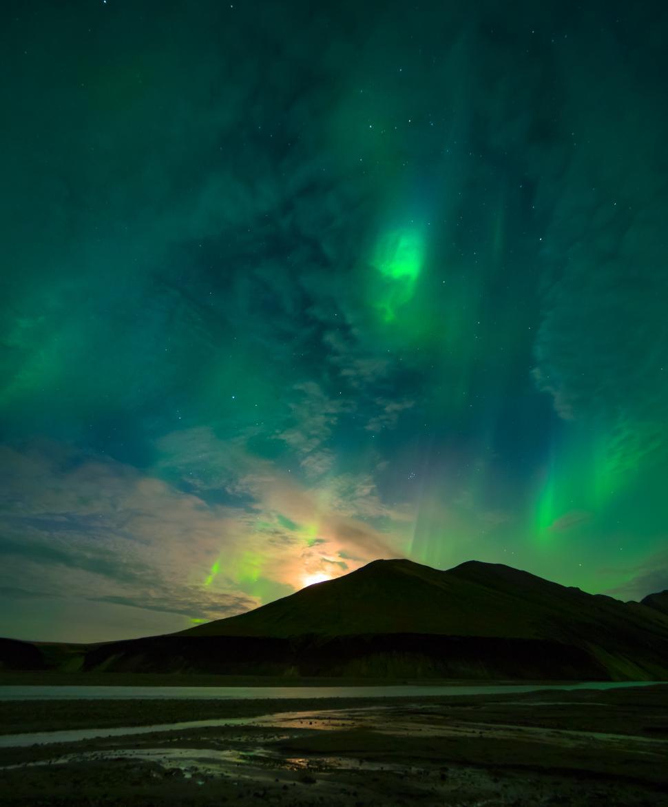 Free Image of Green lights in the sky 