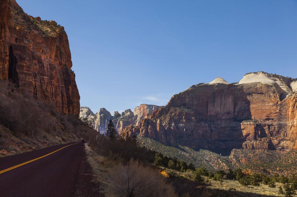 Free Image of A road with mountains in the background 