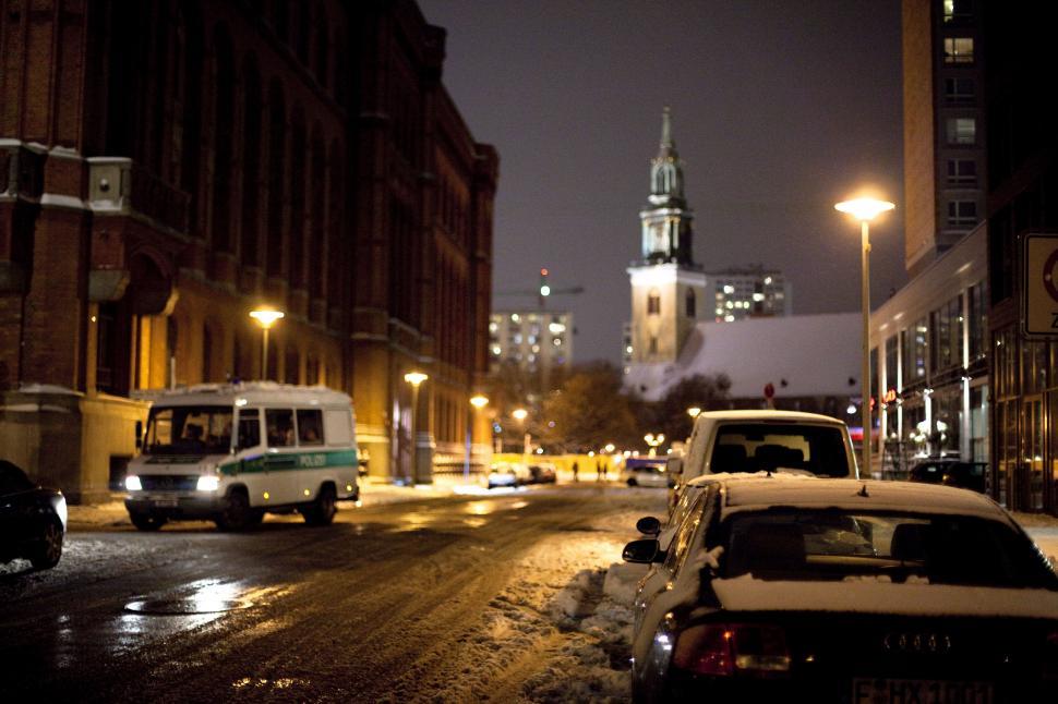 Free Image of Cars parked cars on a snowy street 