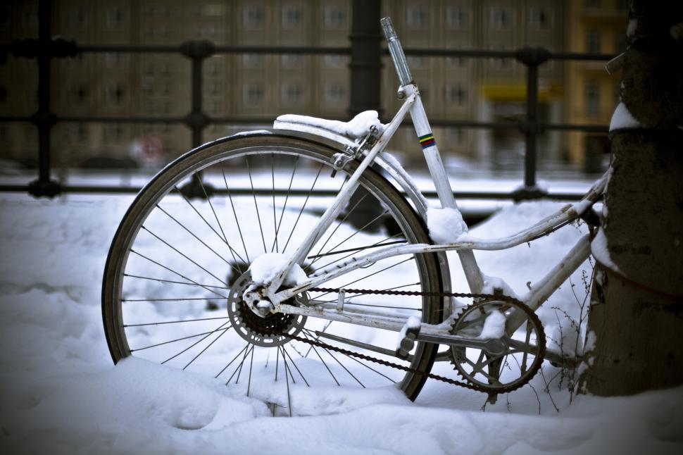 Free Image of A bicycle in the snow 