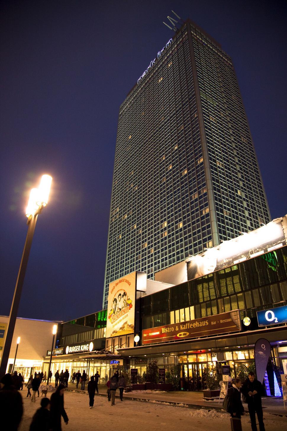Free Image of A tall building with many windows 