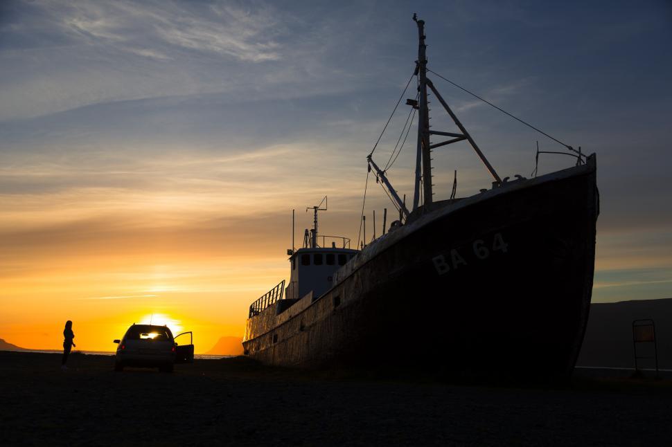 Free Image of A boat on the beach 