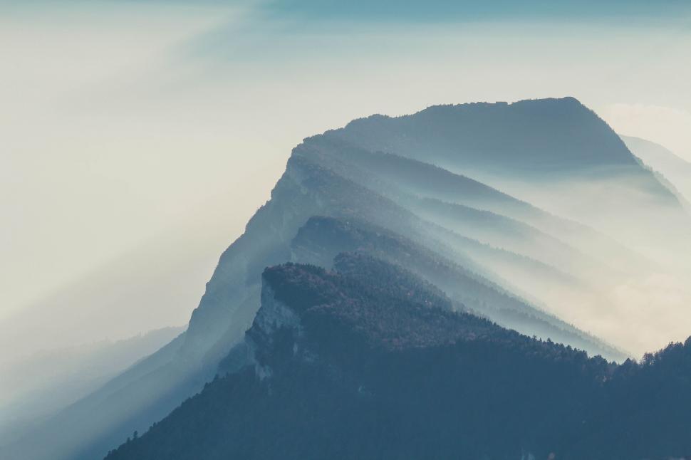 Free Image of A mountain range with fog 