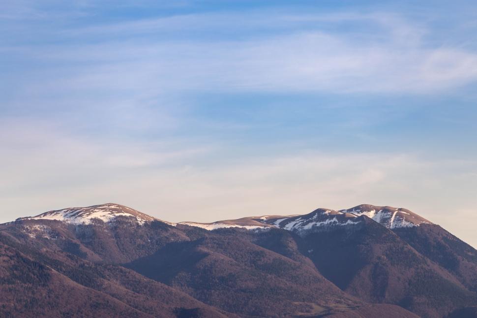 Free Image of A mountain range with snow on top 