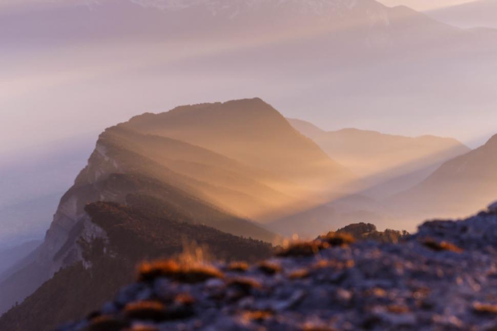 Free Image of Sun rays of light shining through the mountains 