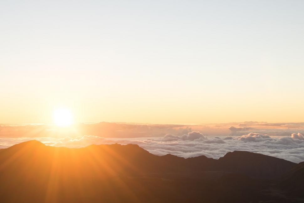 Free Image of A sun setting over the clouds 