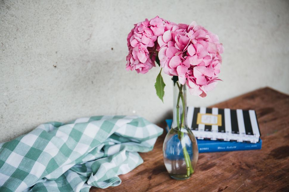 Free Image of A vase with pink flowers in it 