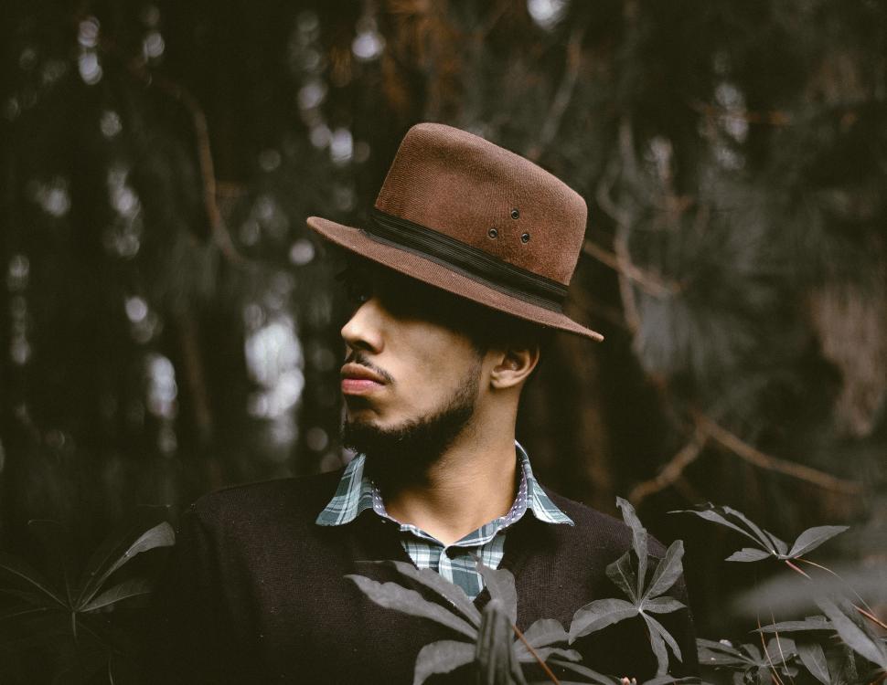 Free Image of A man wearing a hat 