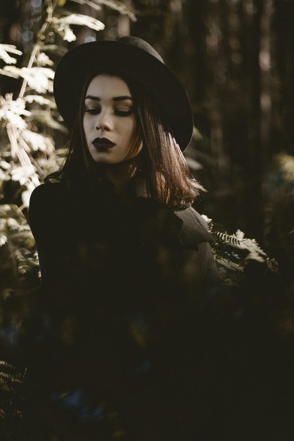 Free Image of A woman in a hat 