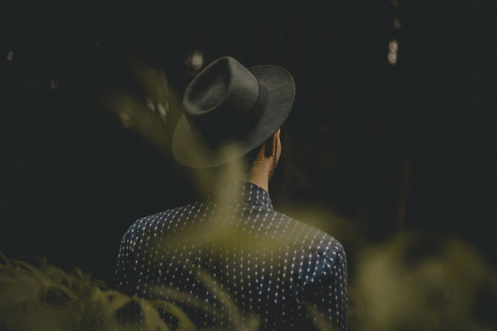 Free Image of A man wearing a hat 