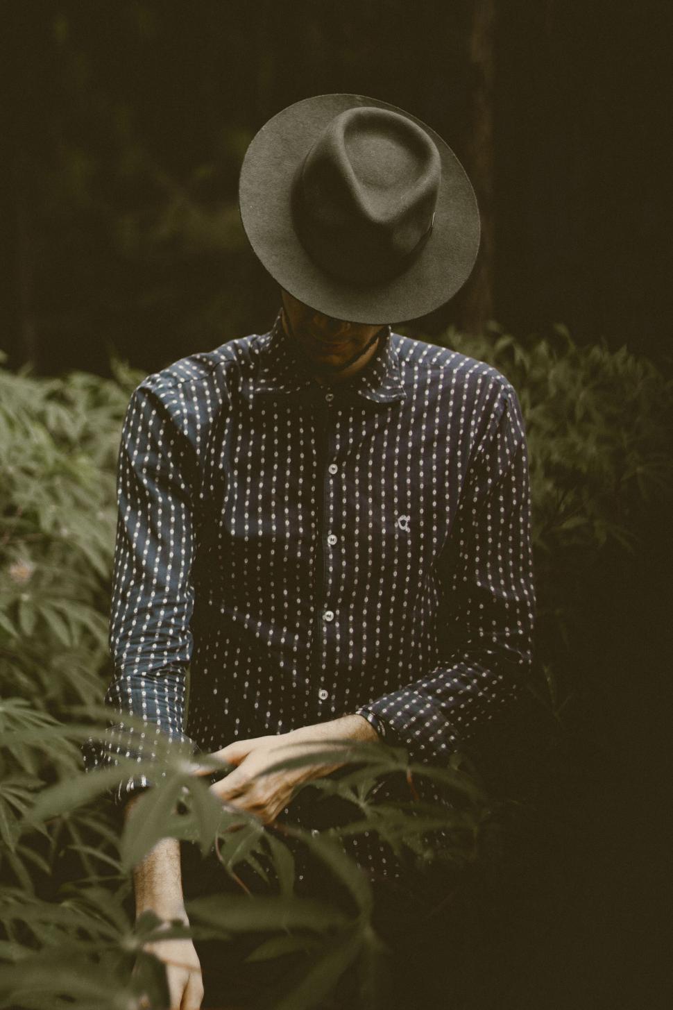 Free Image of A man wearing a hat 