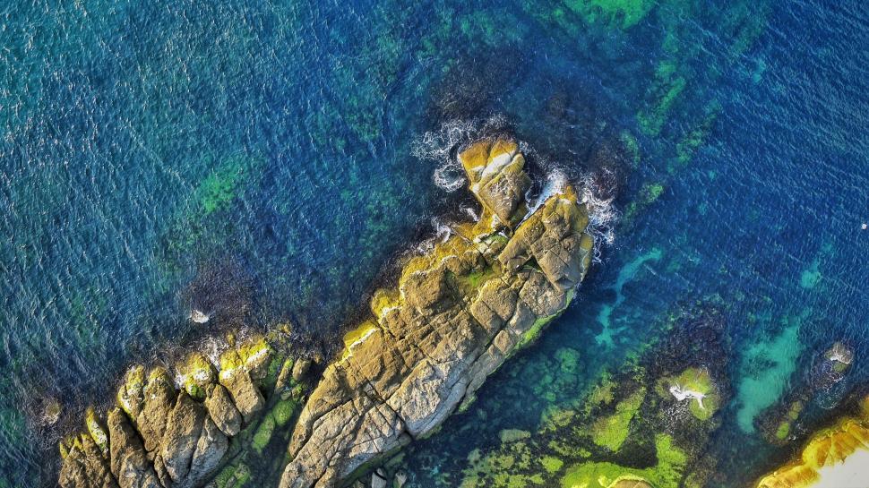 Free Image of A rocky island in the ocean 