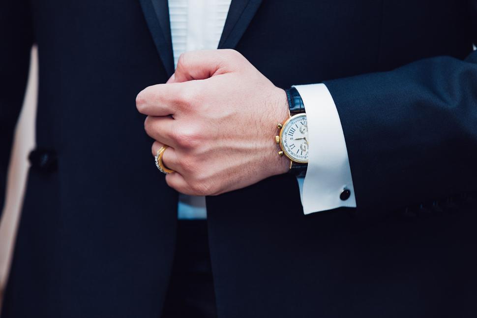 Free Image of A man wearing a suit and watch 