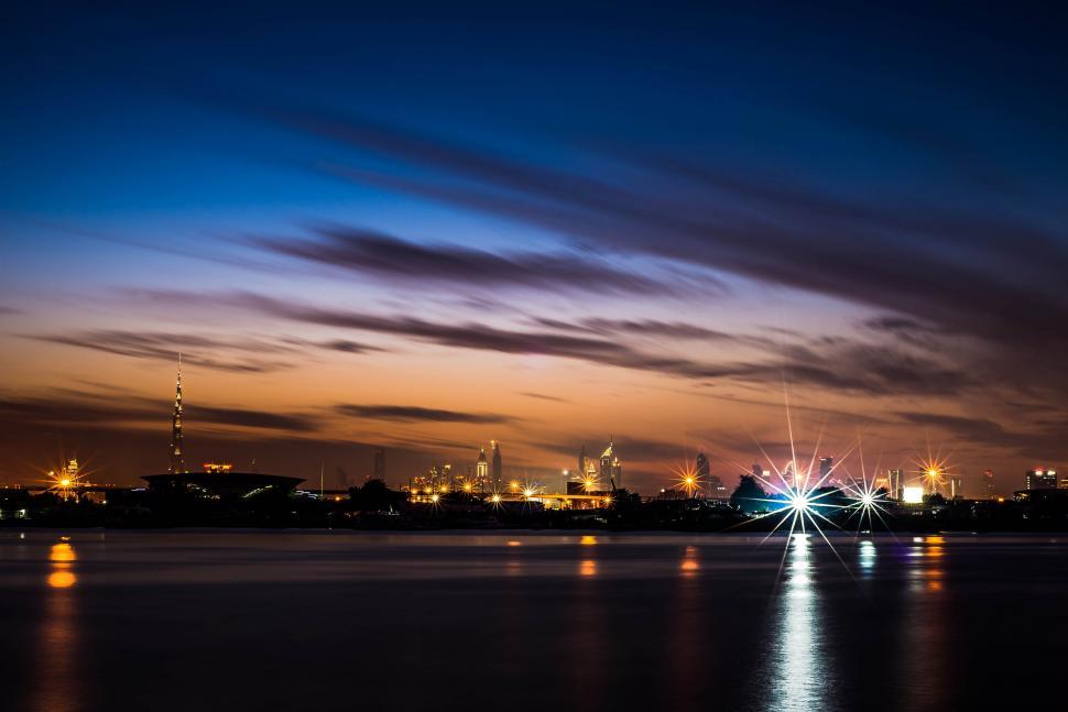 Free Image of A city skyline at night 