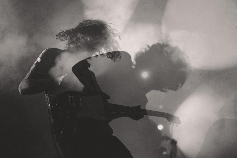 Free Image of A man playing a guitar 
