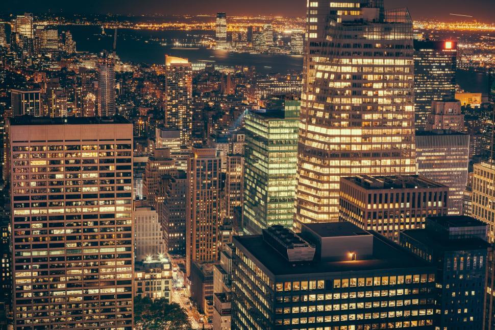 Free Image of A city skyline at night 