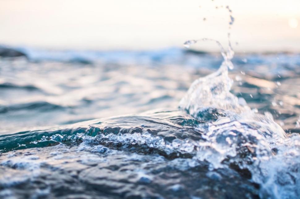 Free Image of Water splashing water on a rock 