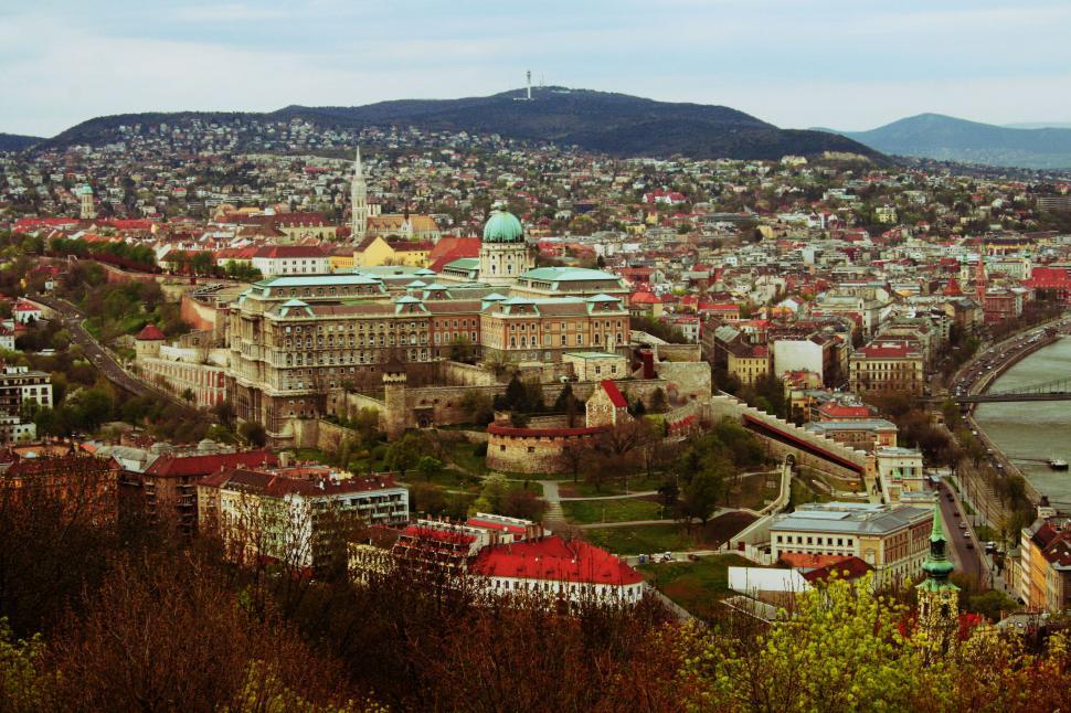 Free Image of A city with a large building 