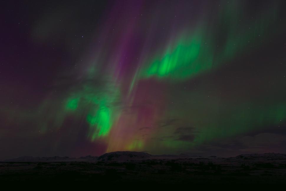 Free Image of Green lights in the sky 